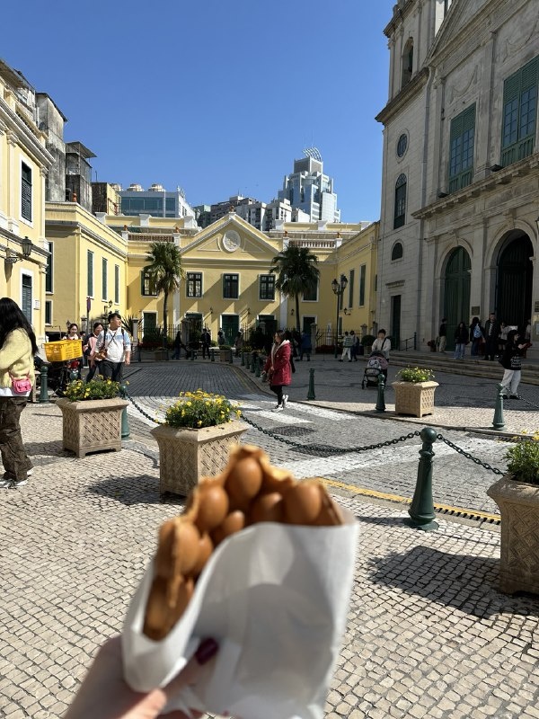 Едим любимые Гонконгские вафли на Сенатсокй Площади