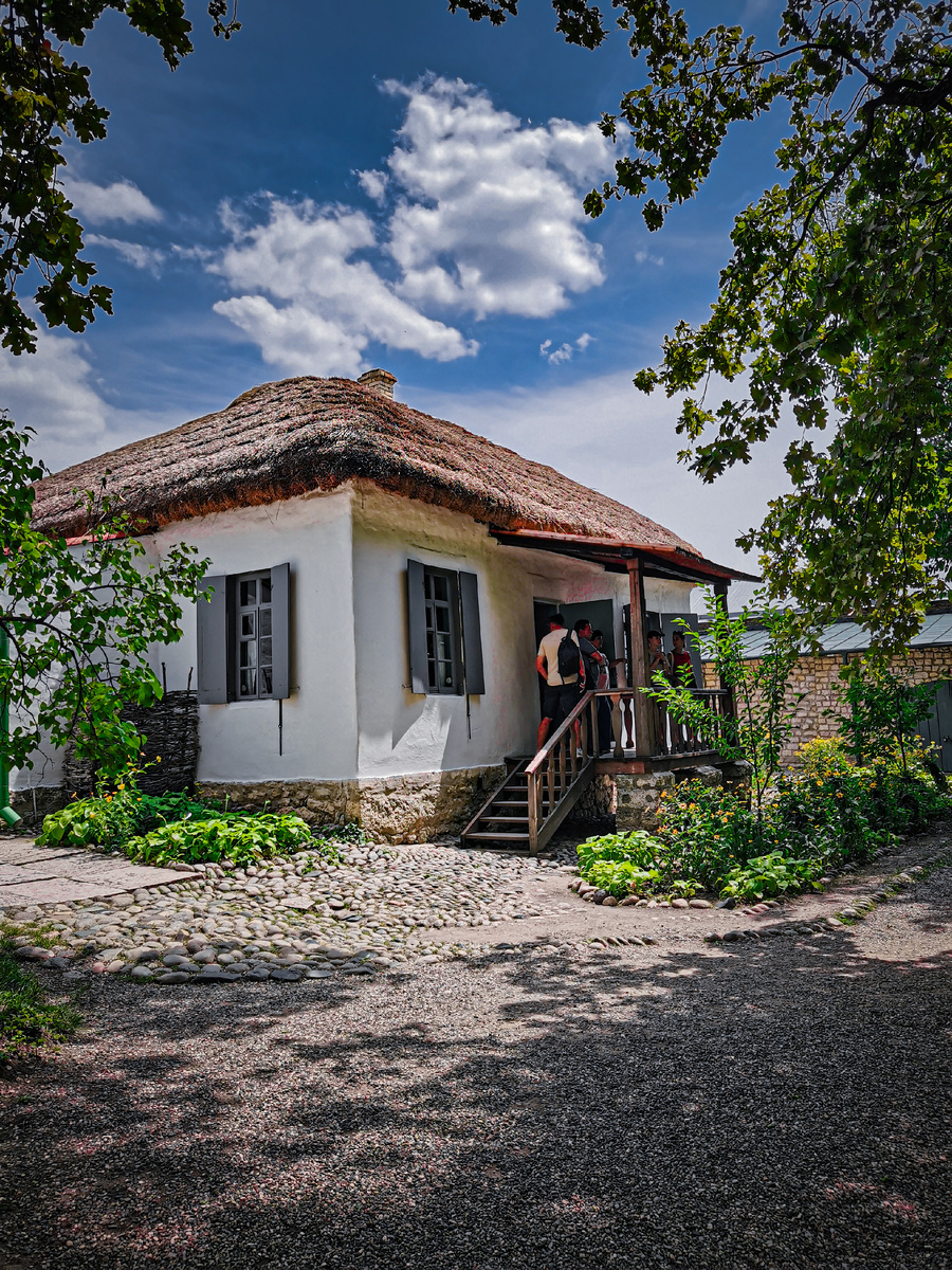 Домик который снимал Лермонтов с выходом в сад - очень мил и уютен.