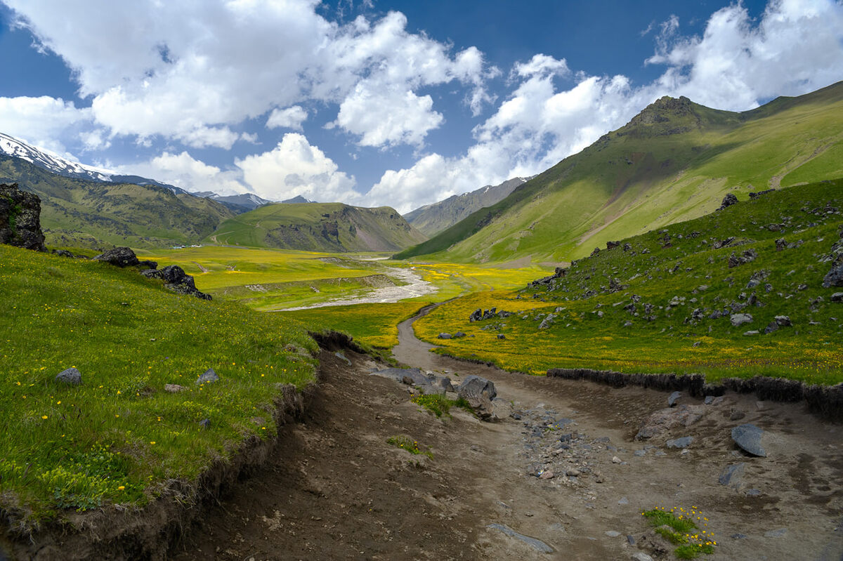 Цветущая поляна Эммануэля нас встретит в первый и проводит во второй день похода.