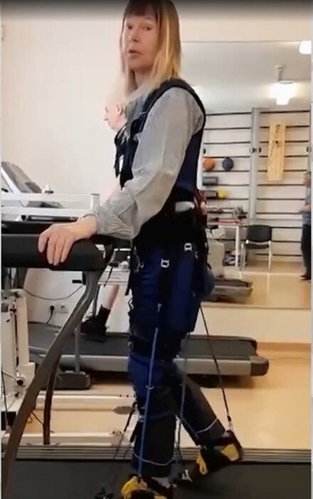 В марте 2024 актриса сломала берцовую кость. 