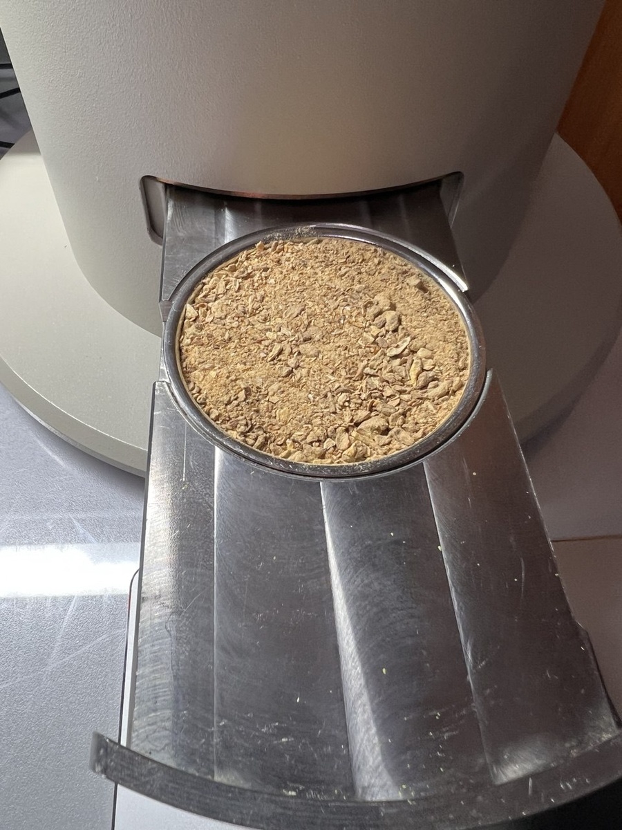 Блок детектирования со свинцовой защитой бета-спектрометра Бета-1С с выдвинутой измерительной кюветой.