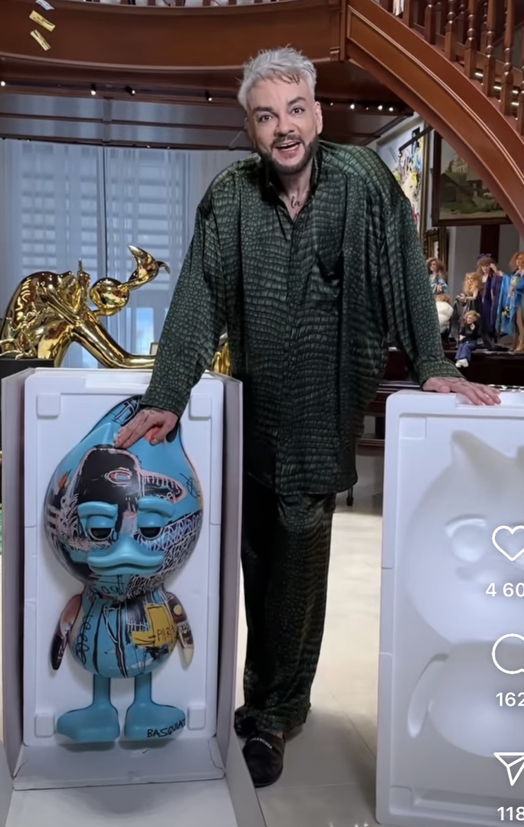 Филлип Киркоров и его голубой утёнок из коллекции TUD+Basquiat.  Фото из социальных сетей певца