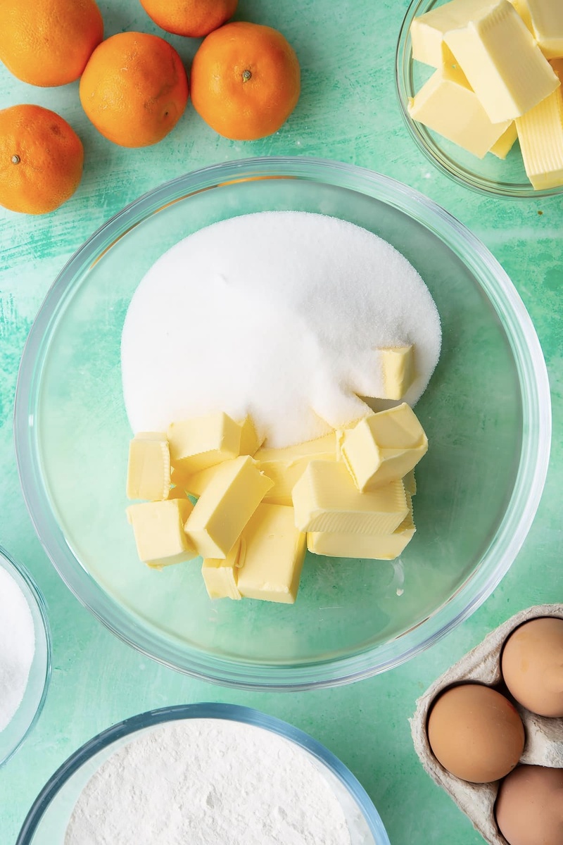 Смешайте сахарную пудру, соль и размягчённое сливочное масло в большой миске