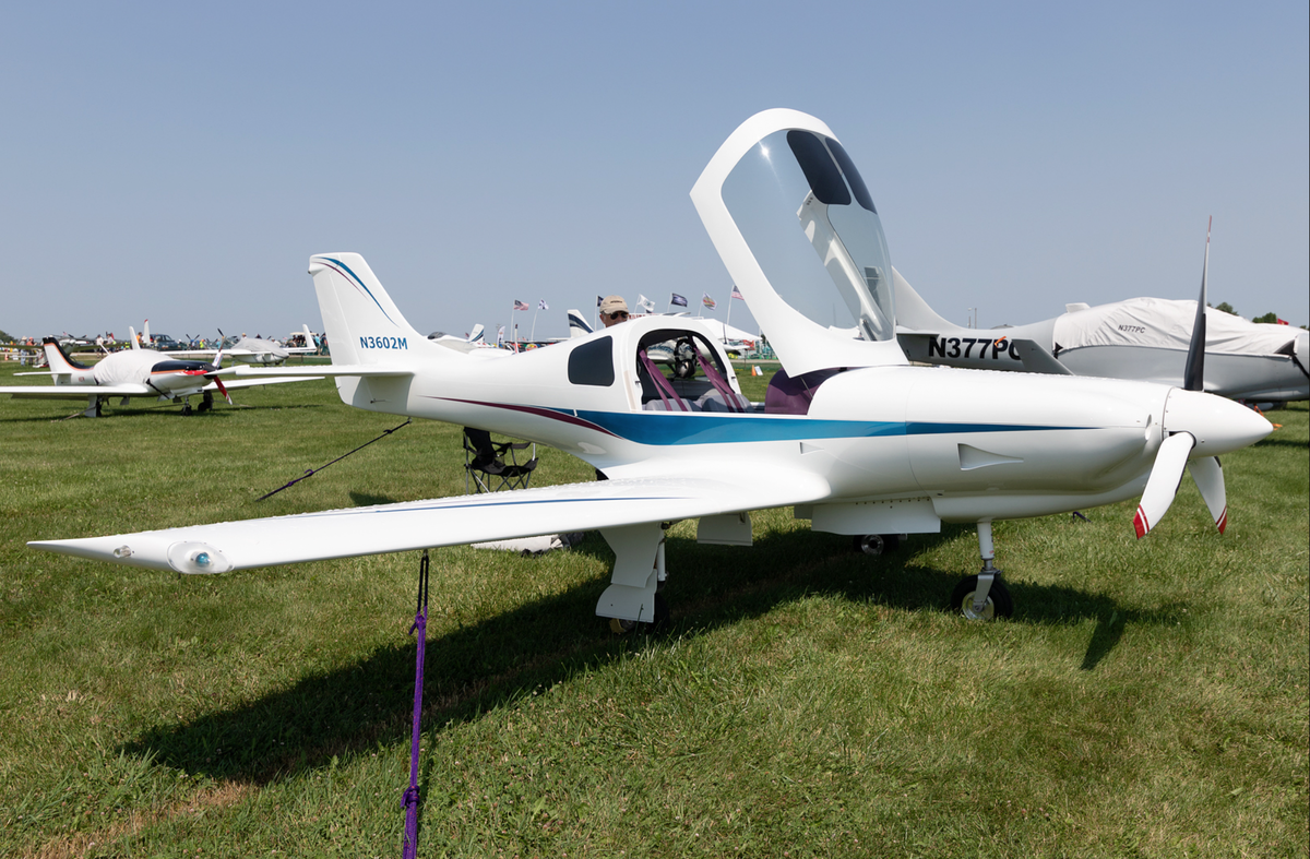 Lancair 360 Mk II, собранный Майклом С. Рейнатом