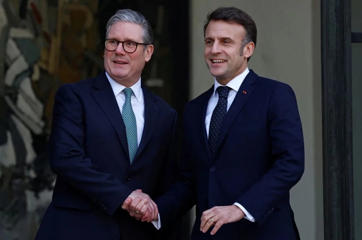    Премьер-министр Великобритании Кир Стармер (слева) и президент Франции Эммануэль Макрон