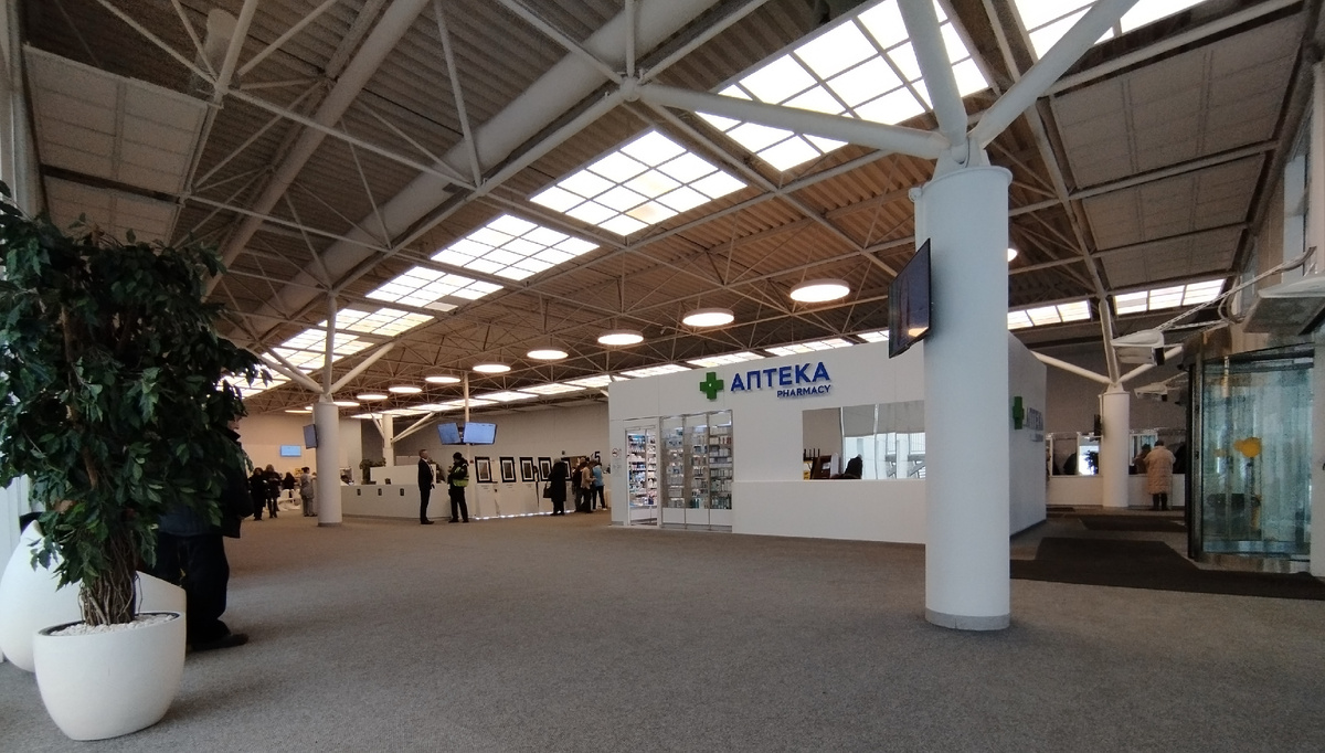 Первый этаж онкоцентра немноголюден.