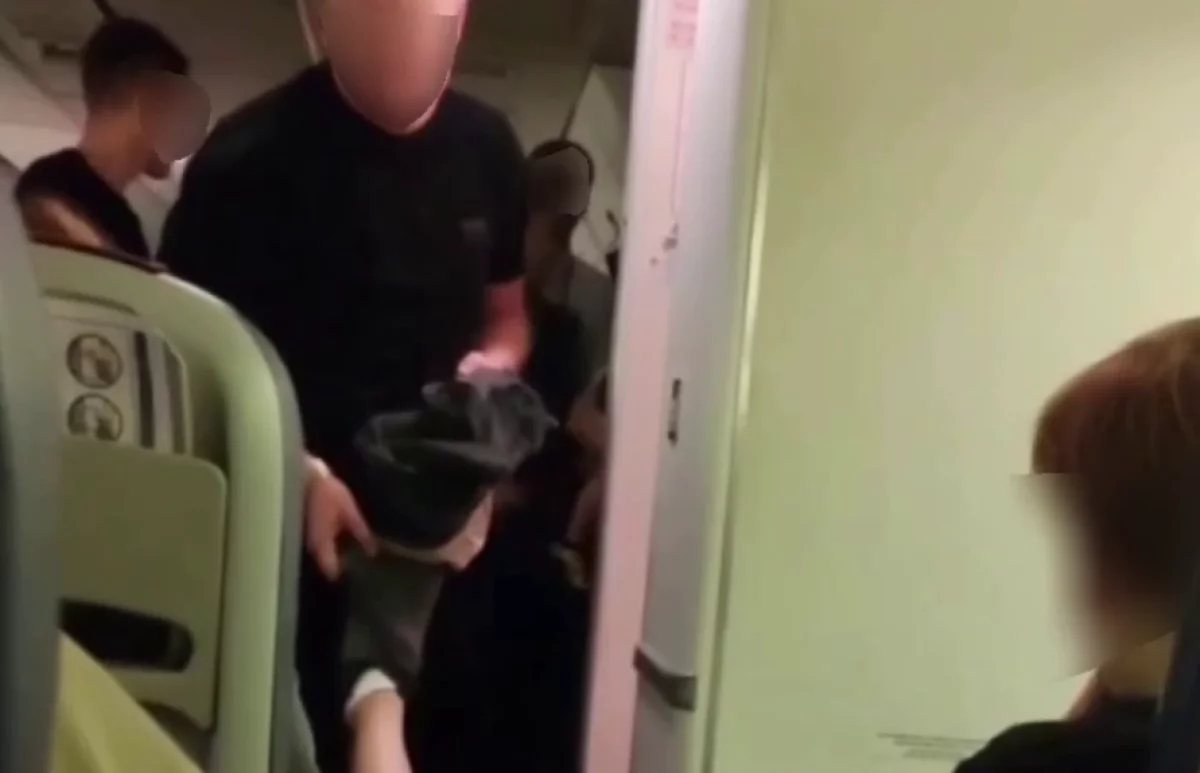 Курортница из Хабаровска начала загорать прямо в самолёте 