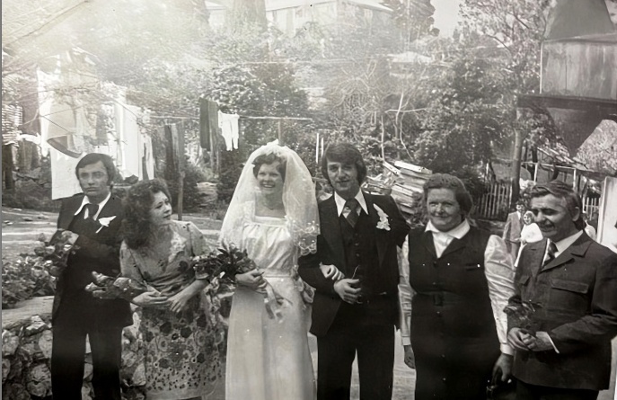 Да, плять! Это обычный ялтинский двор 70 х годов.. наготове есть куча вариантов с неимоверной  расцветкой без ящиков от замороженных курей и неизвестно чьих подштанников и простыней.. но народ.. народ требует правды..