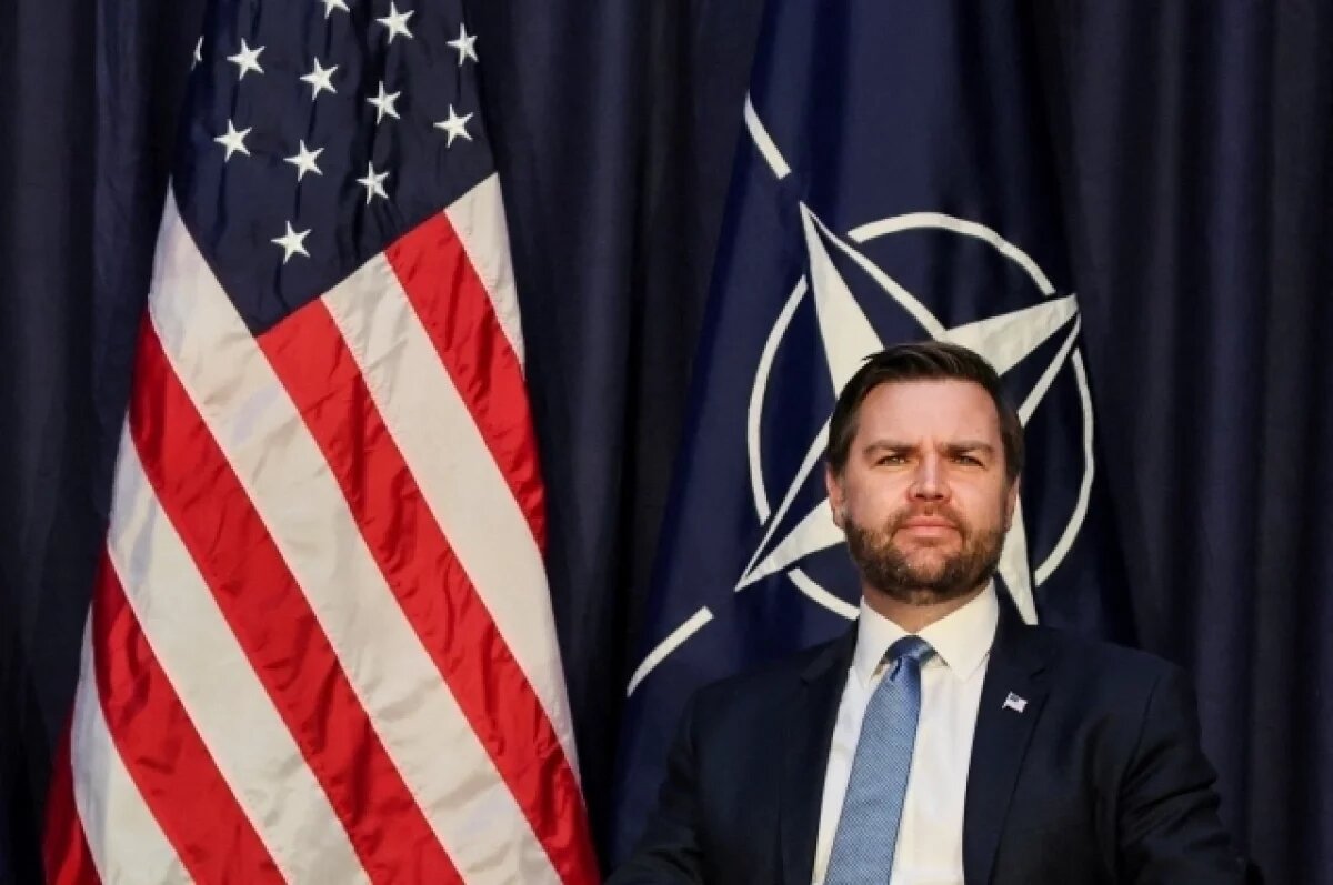    В сети всплыла фотография молодого Вэнса в футболке с символикой СССР