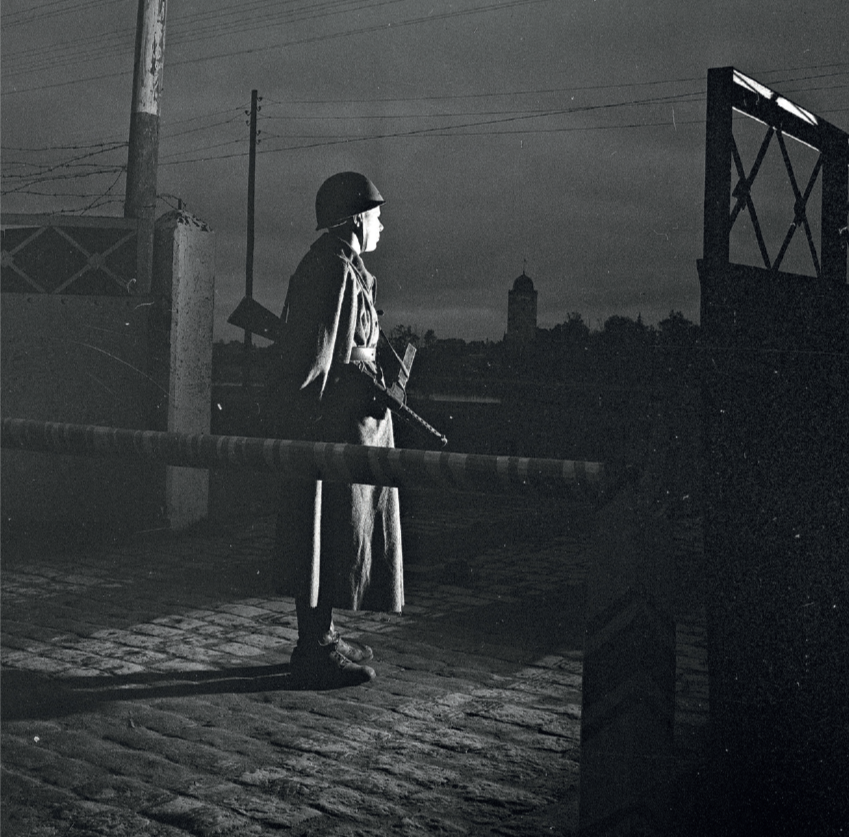 Охранник военного тюремного лагеря № 6 с пистолетом пулемётом Bergmann MP 18.