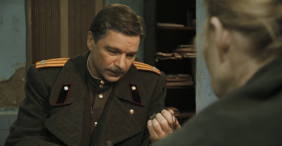 Кадр из сериала "Дом с лилиями". Актер Сергей Маховиков (Михаил Говоров)