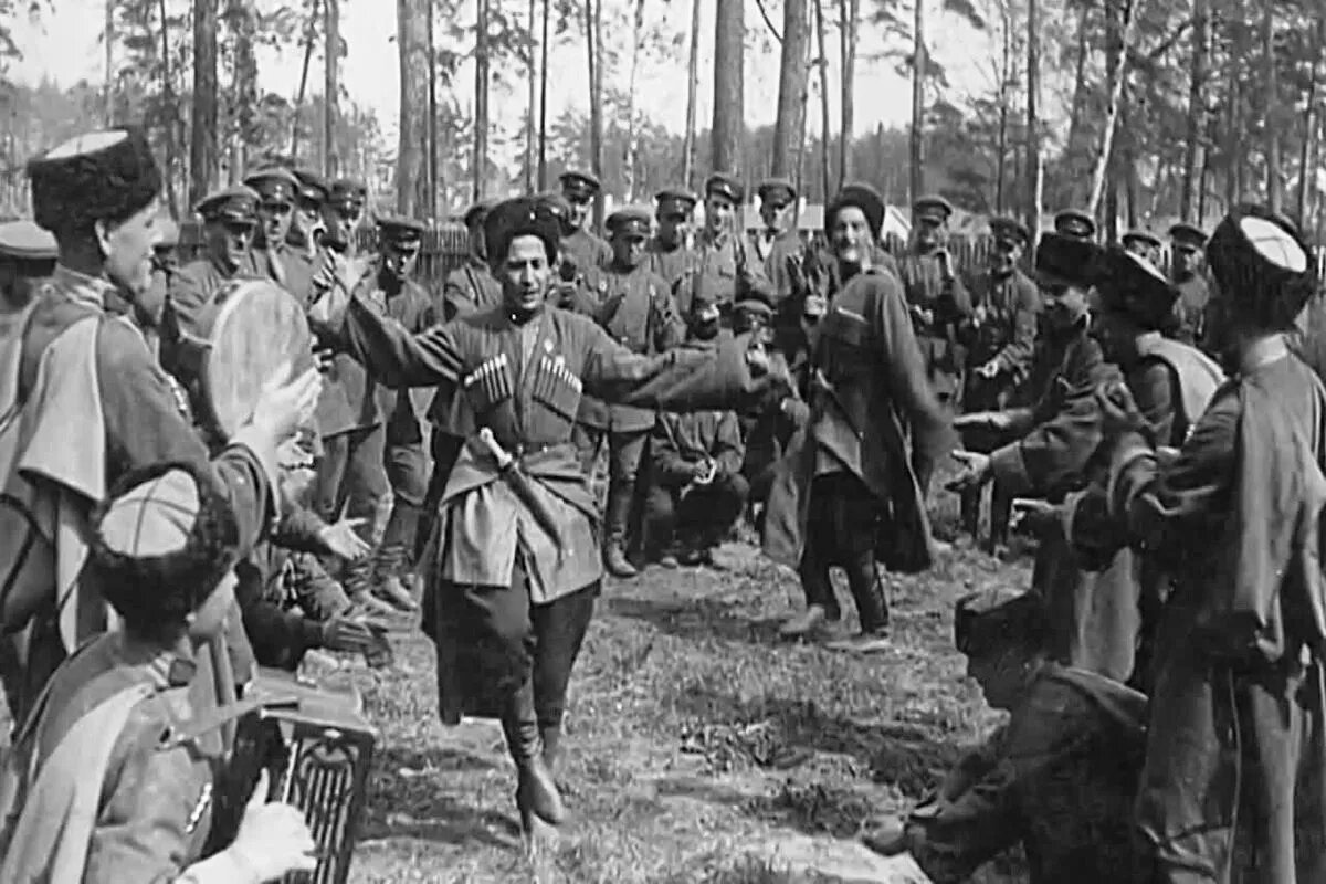 Немалая часть казаков приняла советскую власть и осталась на Кубани, влившись в ряды красноармейцев.
Фото: пресс-служба администрации Краснодарского края