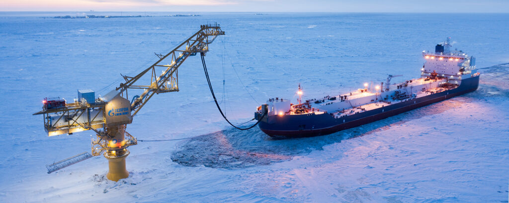    Современный танкер у нефтеналивного терминала в Арктике