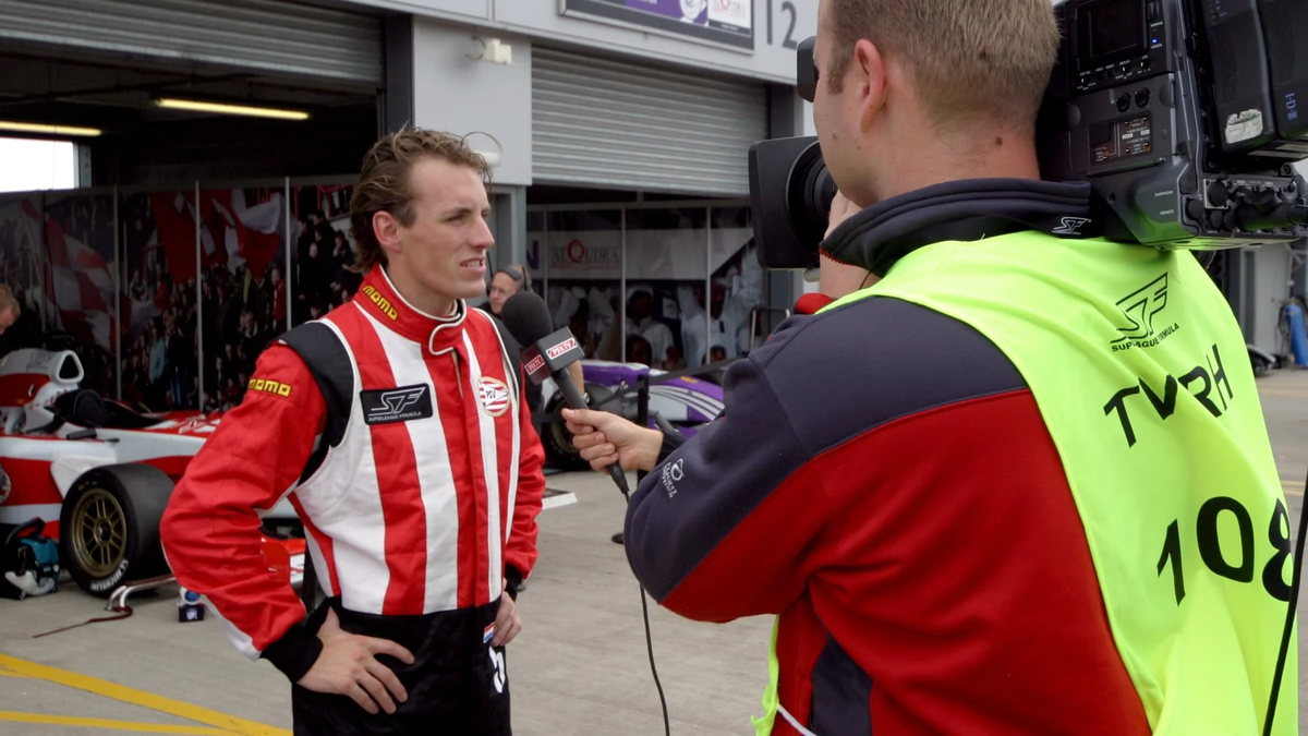 Гонщик Йелмер Буурман в комбинезоне цветов клуба ПСВ (Фото Getty Images)