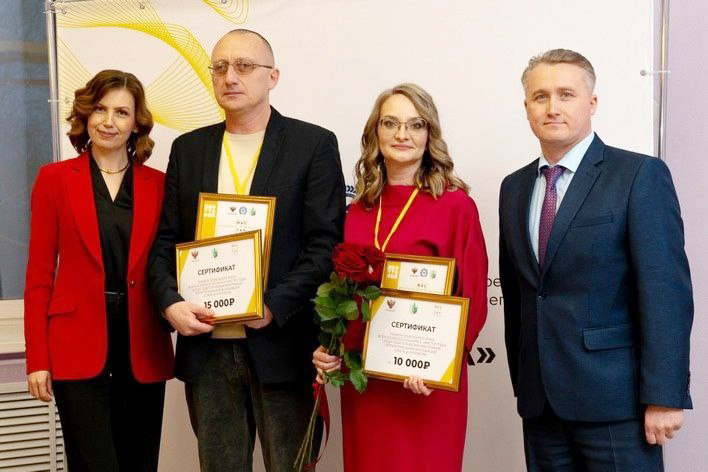 Зам главы округа Юлия Лепихина и директор КАТК Андрей Грязных с призёрами конкурса - Станиславом Чуприяновым и Августой Бородиной