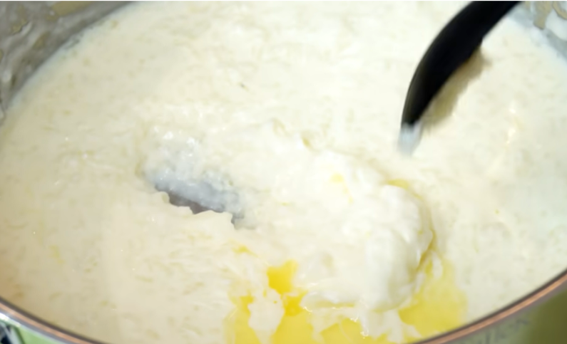 Когда хочу вкуснейшую рисовую кашу, готовлю таким способом. Не пригорает и не убегает, муж и дети едят с добавкой)