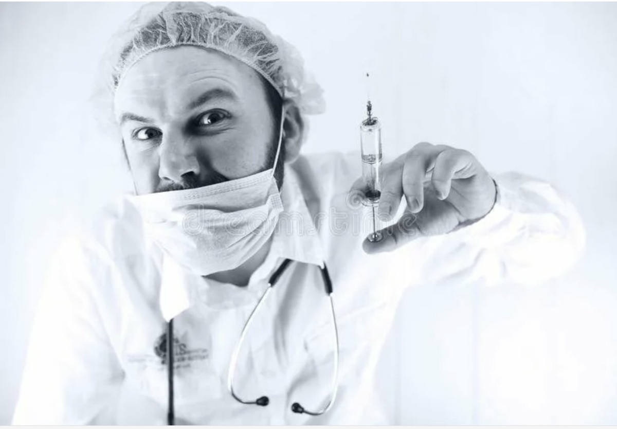 Если человек одевает белый халат, он не становится автоматически доктором. Фото из инета