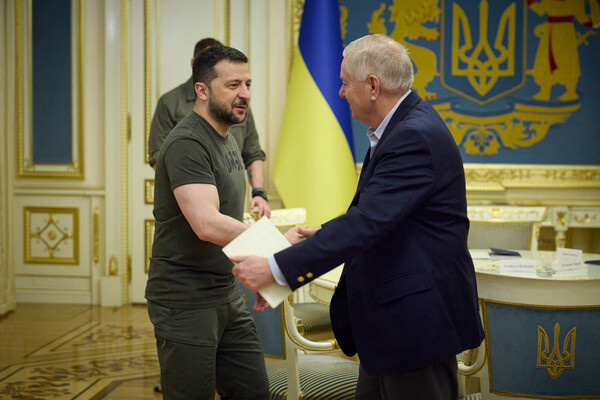    Президент Украины Владимир Зеленский и сенатор-республиканец от штата Южная Каролина Линдси Грэм во время встречи в Киеве, 26 мая 2023 года / Ukrainian Presidential Press Service/Handout via Reuters