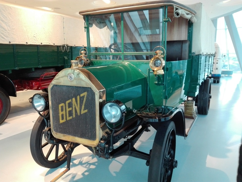  Музей Mercedes-Benz в Штутгарде (фото с прсторов интернета)