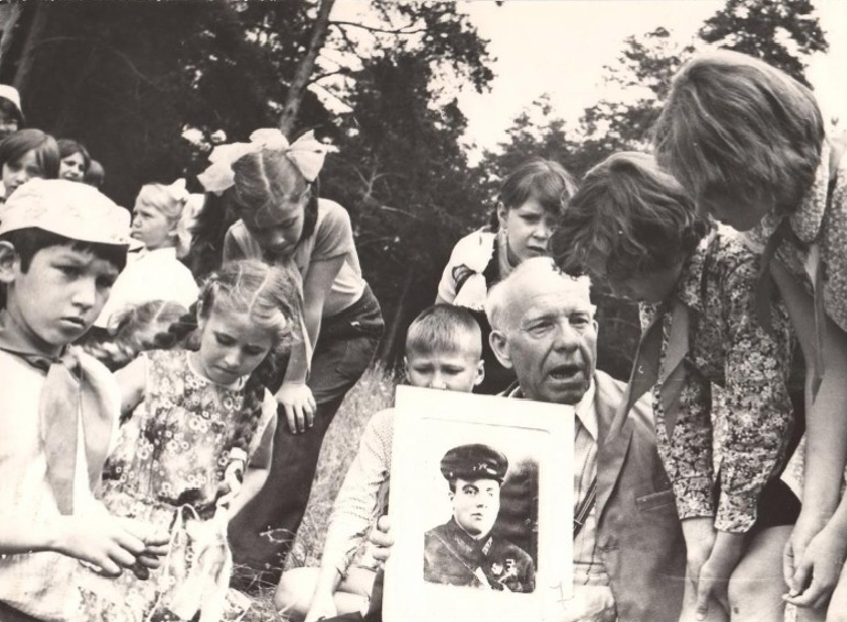 Г. М. Нестеров в пионерском лагере рассказывает о Герое Советского Союза Лаптеве. Фото: Госкаталог.рф. 