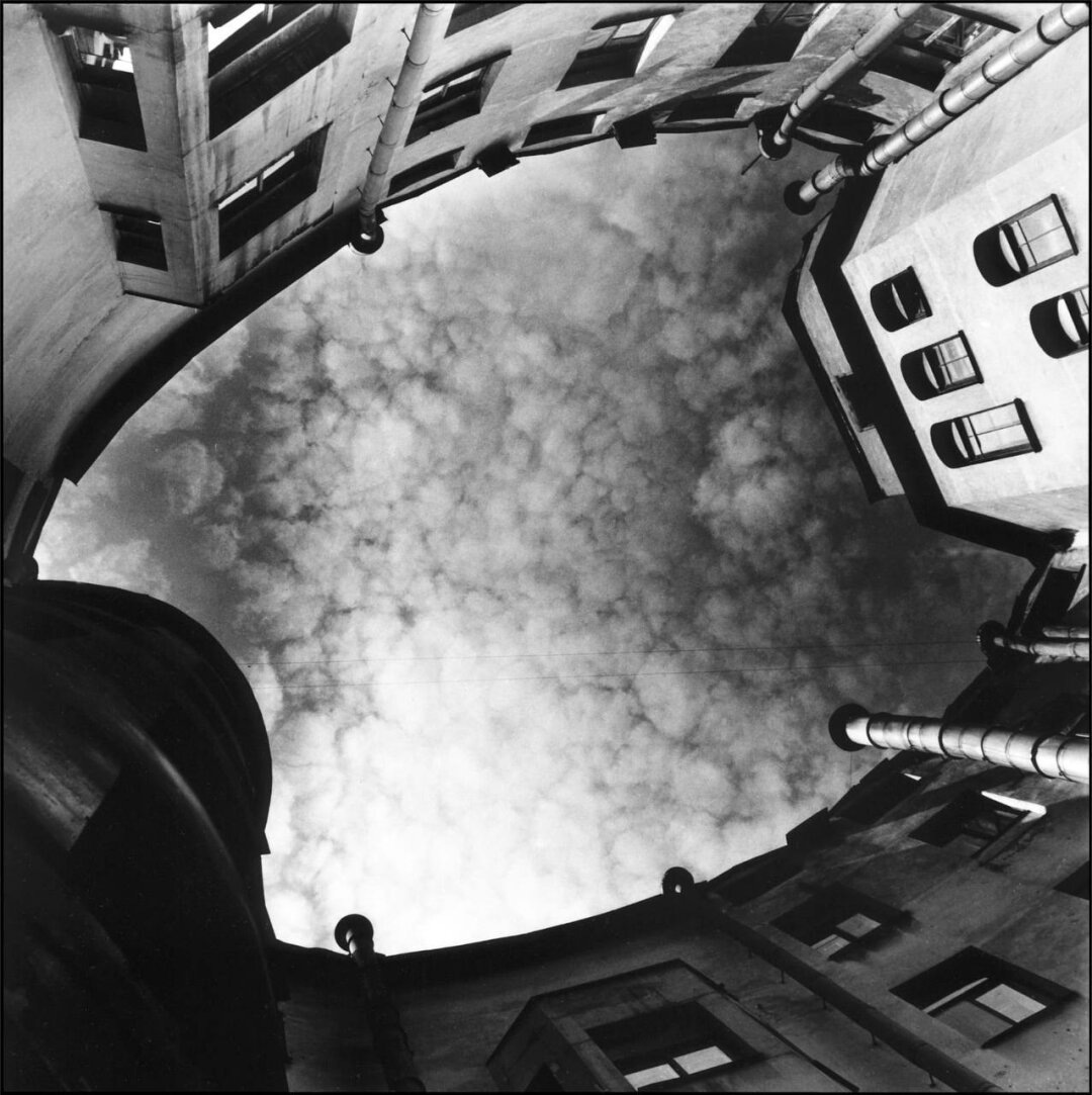    Сергей Скворцов. "Без названия (Двор-колодец)". 1983 год Фото: Изображение предоставлено Собака.ru пресс-службой арт-пространства «Сегоднязавтра»