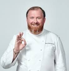 Бургер с говяжьей котлетой — классика фаст-фуда, любимая многими. Вот простой рецепт, который можно приготовить дома:Ингредиенты:- Говяжий фарш (400–500 г)- Лук репчатый (1 шт.)- Чеснок (2 зубчика)- Панировочные сухари (2 ст. ложки)- Яйцо (1 шт.)- Соль и черный молотый перец по вкусу- Булочка для бургера (2 шт.)- Листья салата- Помидоры (1–2 шт.)- Огурцы маринованные- Сыр чеддер или другой твердый сыр (по желанию)- Кетчуп, горчица или майонез (для заправки)Приготовление:1. Подготовка котлеты:   - Нарежьте лук мелкими кубиками и слегка обжарьте его на сковороде до мягкости.   - Измельчите чеснок и смешайте его с остывшим луком.   - В миске соедините говяжий фарш, обжаренный лук с чесноком, панировочные сухари, яйцо, соль и перец. Хорошо перемешайте руками до однородной массы.   - Сформируйте из полученной смеси круглые котлеты толщиной около 1,5 см. Котлеты должны быть чуть больше диаметра булочки, так как при жарке они уменьшатся в размере.2. Жарка котлет:   - Разогрейте сковороду или гриль и смажьте её растительным маслом.   - Обжаривайте котлеты на среднем огне по 4–5 минут с каждой стороны до готовности. Если используете сыр, положите ломтики на котлеты за минуту до окончания жарки, чтобы он расплавился.3. Сборка бургера:   - Разрежьте булочку пополам и слегка поджарьте её на сухой сковороде или гриле до золотистого цвета.   - Нижнюю половину булочки смажьте кетчупом, горчицей или майонезом.   - Положите лист салата, затем котлету, сверху ломтики помидора, огурцов и снова салат.   - Накройте верхней половиной булочки.4. Подача:   - Подавайте бургер горячим вместе с картофелем фри или свежими овощами.Приятного аппетита!