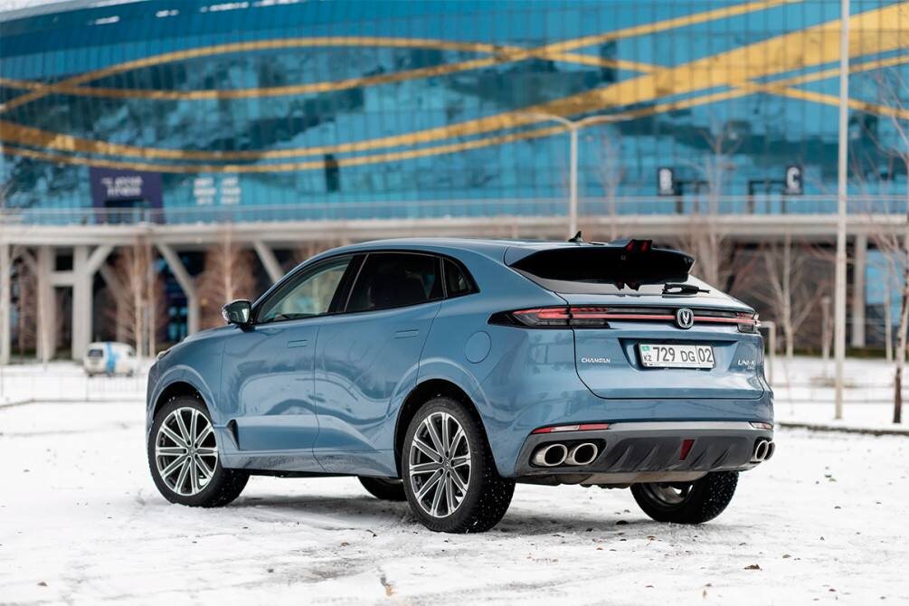 🚗Changan UNI-K – это высокотехнологичный автомобиль, который привносит новые стандарты в мир автомобильной индустрии. Рассмотрим основные аспекты этой модели и ее значимость на рынке автомобилей.
💬Changan UNI-K занимает важное место на рынке автомобилей. Эта модель предлагает сочетание элегантного дизайна, мощного двигателя и передовых технологий, которые делают ее привлекательной для широкой аудитории автолюбителей.

1️⃣ДИЗАЙН И СТИЛЬ:
🔴Экстерьер: Обладает утонченным внешним видом: Светодиодные указатели поворота, окантовка боковых окон и легкосплавные диски R21. 

🔴Интерьер: Удивительный уровень комфорта и инноваций: Фоновая подсветка салона, комбинированная отделка дверей, сиденье водителя с электрической регулировкой в 8 направлениях. Сенсорное управление дверью багажника, мультируль и индивидуальная светодиодная подсветка для пассажиров заднего ряда.