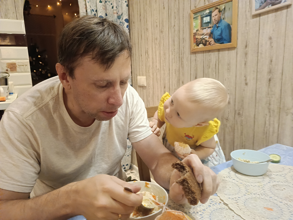 Папуля, ну дай кусочек!