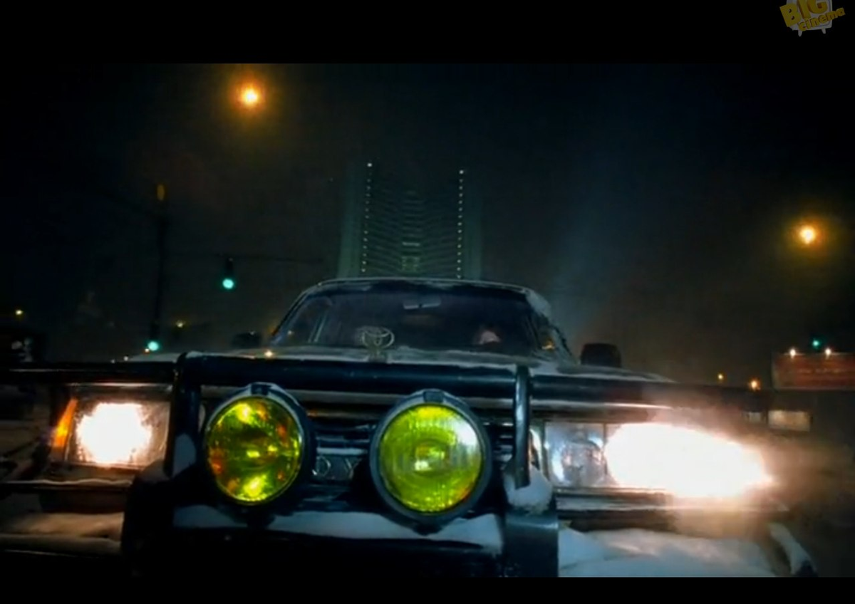 Оля едет по мосту