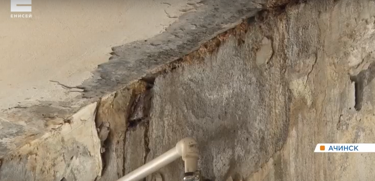     Жители пятиэтажки в Ачинске жалуются на плесень на стенах и дыры в полу