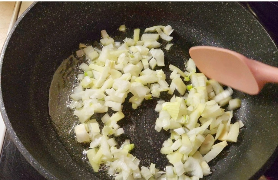 Обжариваем лук на топленом масле.