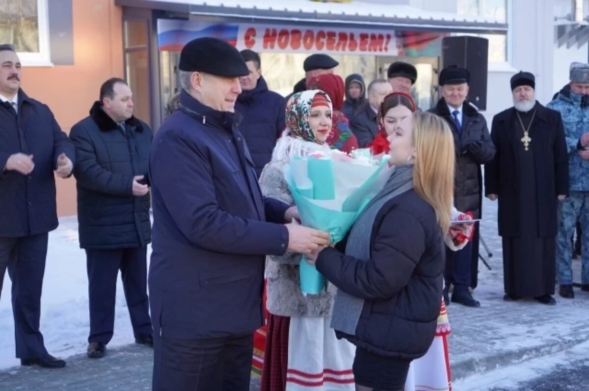    Александр Богомаз вручил ключи новоселам в брянской деревне Латыши