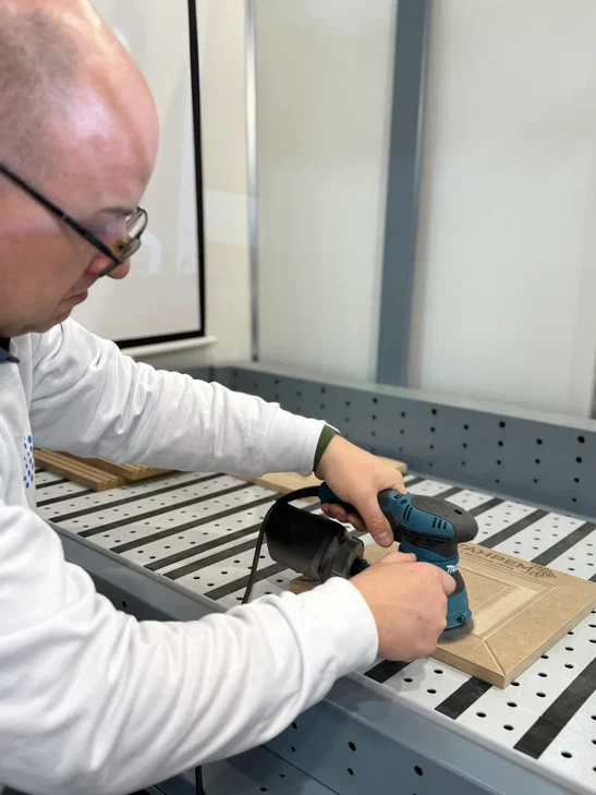 Важно также помнить, что пыль, оставшаяся на готовом изделии, может стать причиной брака при последующей покраске или обработке. Каждый мастер должен помнить об этом и стремиться к тому, чтобы его труд не был напрасным. Как добиться идеального результата? Это требует профессионализма, внимания к деталям и создания чистой рабочей среды!