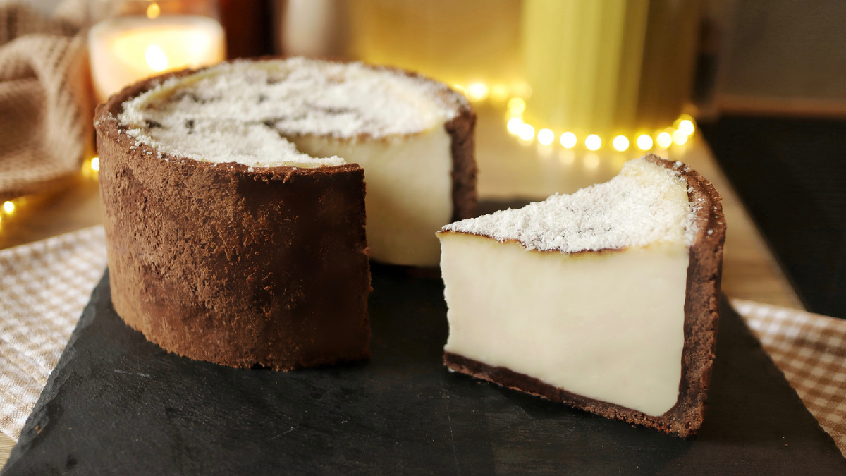 Флан Патисьер кокосовый — шоколадное песочное тесто, кокосовый заварной крем и кокосовая стружка