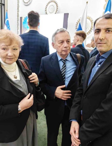 Михаил Синельников (в центре) с руководителем проекта по антологиям поэзии стран СНГ Галиной Грибовской и тюркологом, исследователем творчества Навои Бахтиером Аскаровым в Посольстве Узбекистана на презентации «Антологии современной узбекской поэзии», 14 февраля 2025 г.