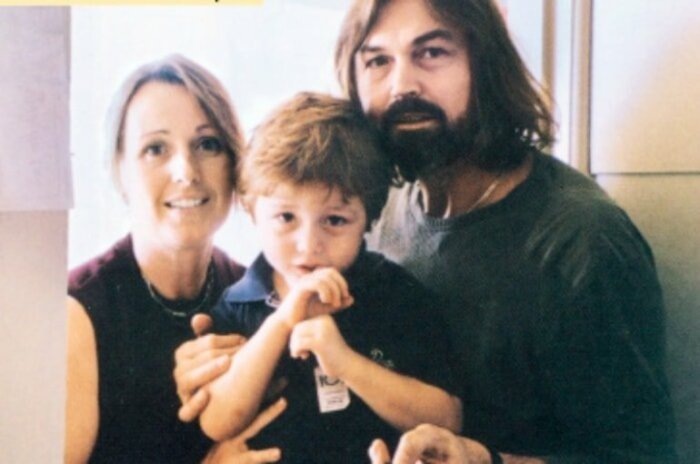 Никас Сафронов с Франческой и сыном Стефано. / Фото: tvcenter.mirtesen.ru