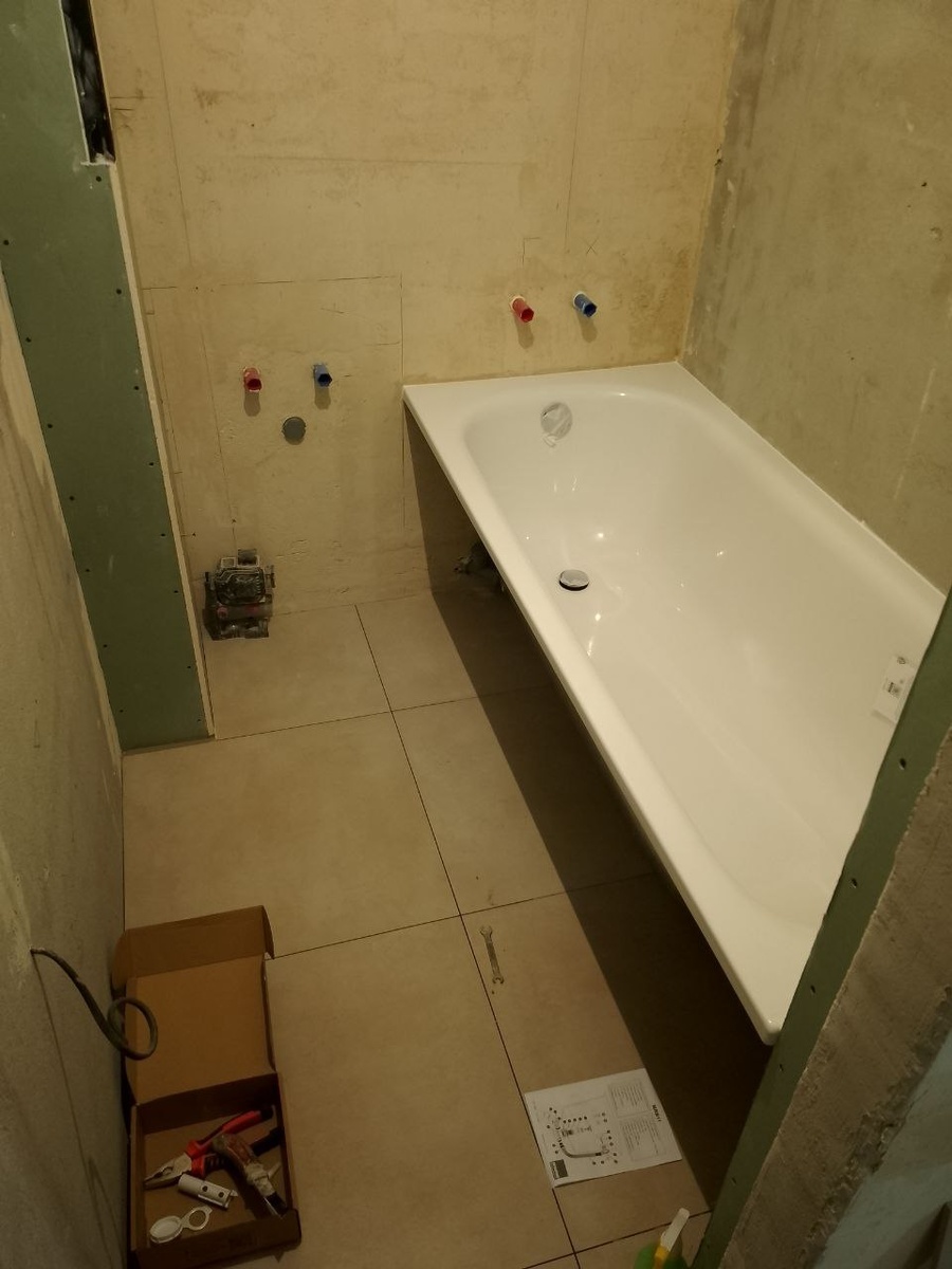 Вот такая она "стальная" встала на место в тесной ванной комнатке. 