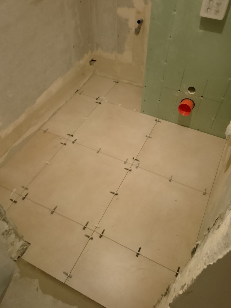 А вот ещё кадр. Это туалет. Тут тоже чего-то всë жёлтое) надеюсь с другим светом это не будет так ужасно смотреться. 