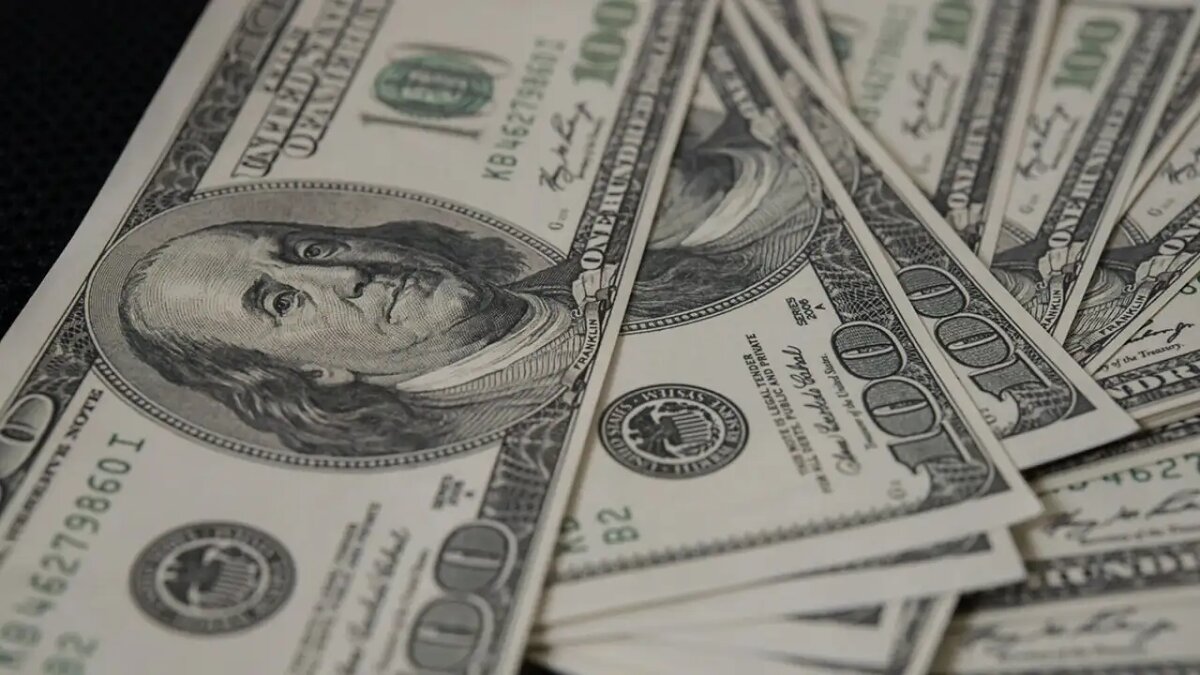    Наличные доллары США.