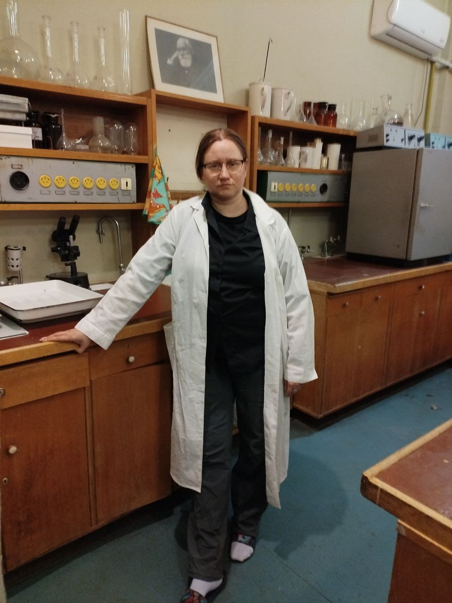 Надежда Александровна в лаборатории