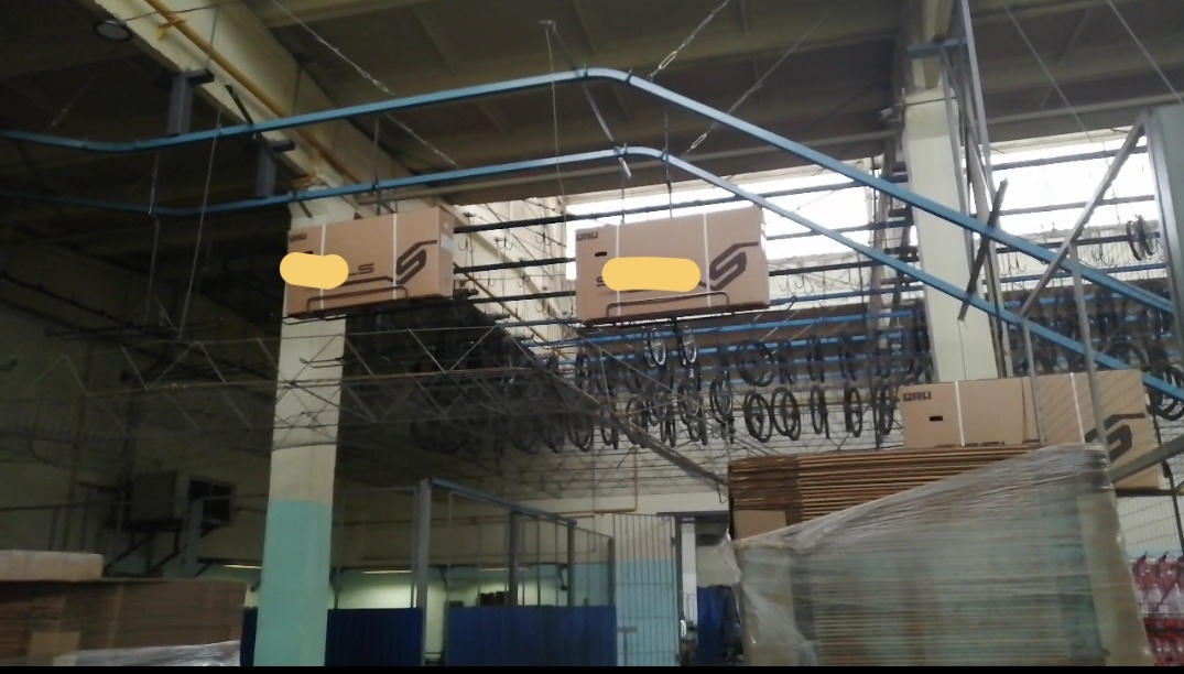 Велосипеды в коробках покидают упаковочный цех