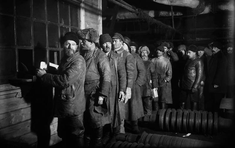 Завод «Красный путиловец». Очередь за зарплатой. Неизвестный фотограф, г. Ленинград, 1926 год, МАММ/МДФ.
