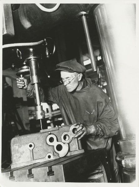 Н. Ф. Филиппов за работой у своего станка на заводе «Красный пролетарий». Макс Альперт, С. Тулес, Аркадий Шайхет, 1931 год, г. Москва, МАММ/МДФ.