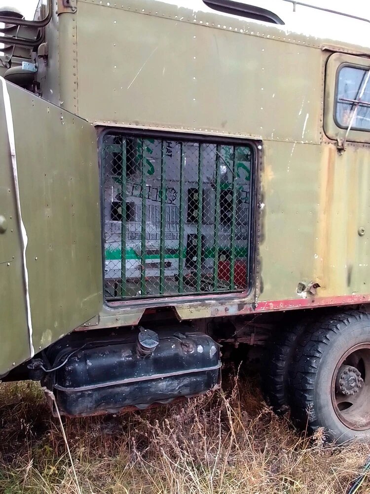 Зеленый фургон гудел, как огромный советский холодильник. Фото: Региональные электрические сети.