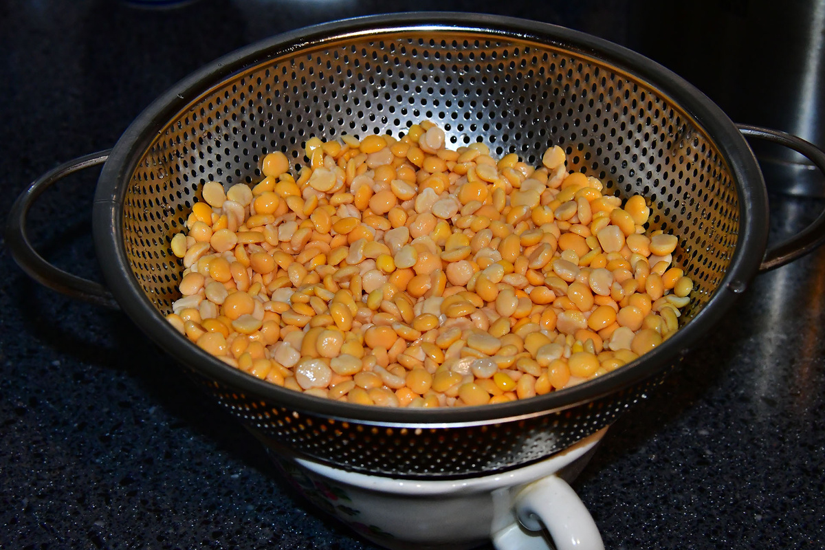 Откидываем горох на дуршлаг