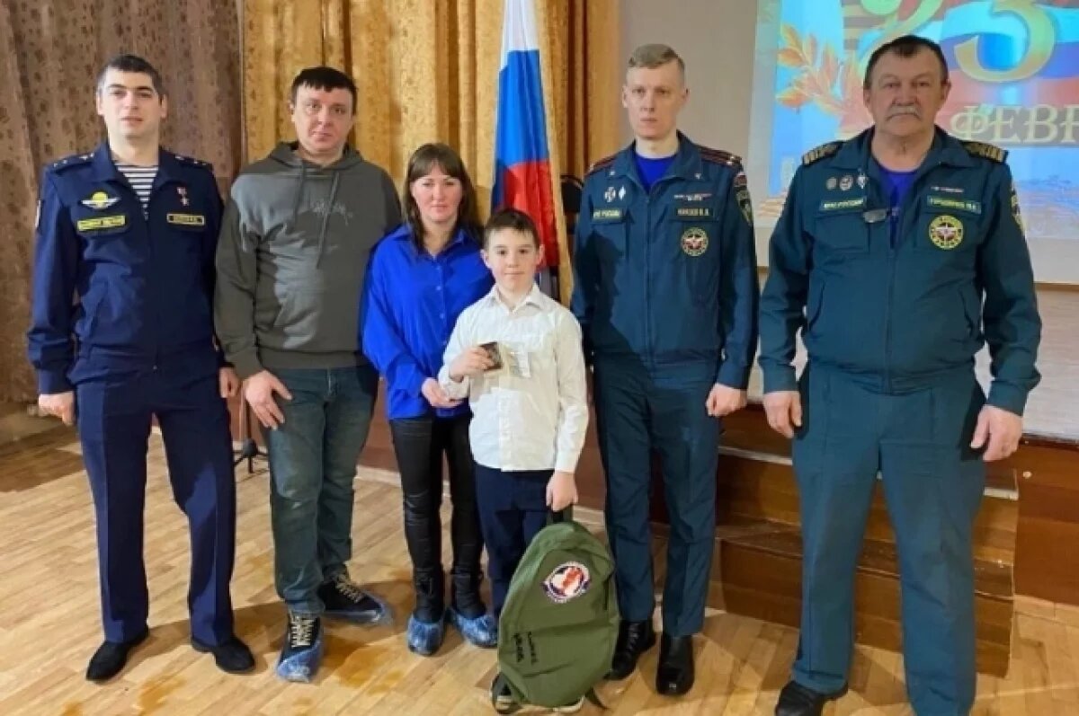    Школьника из Новомосковска наградили за героизм при спасении ребёнка