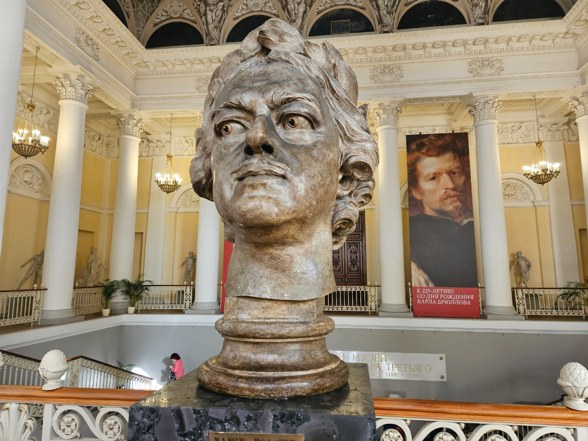 Анонс выставки за бюстом Петра Первого.