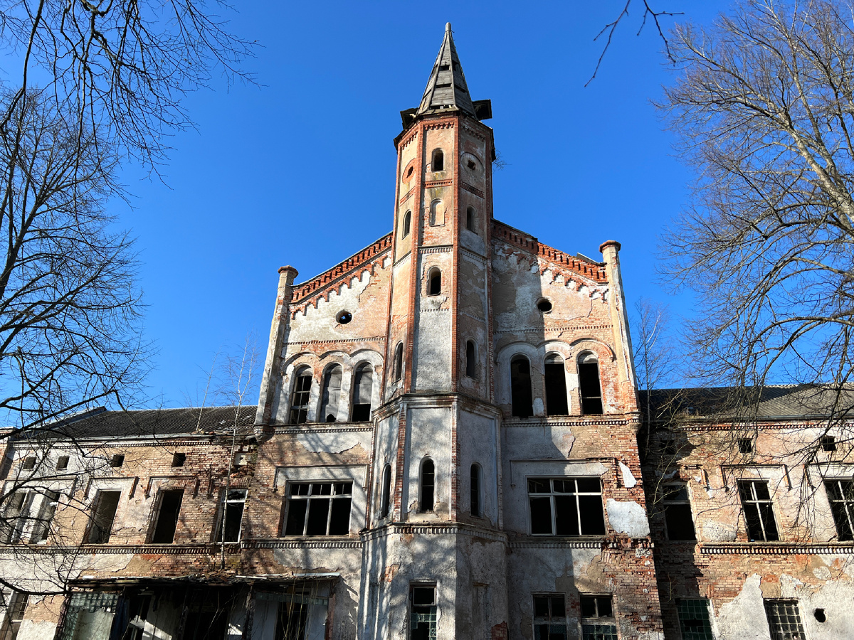 Главное здание - бывшая церковь