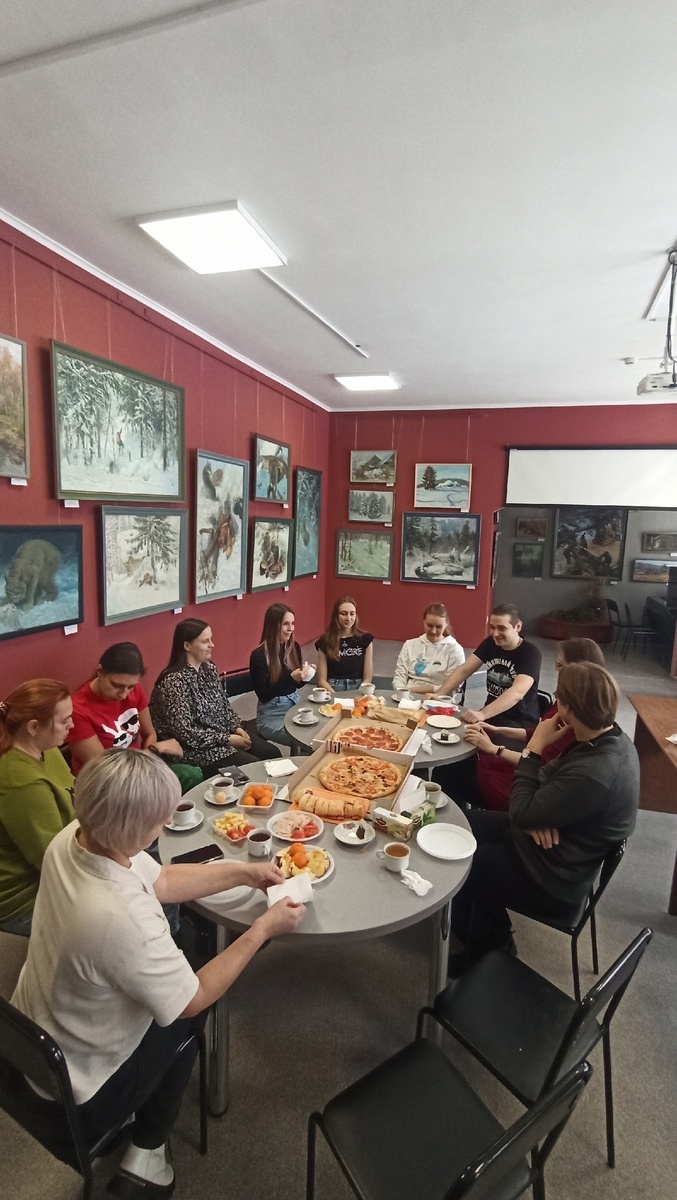 Встреча в картинной галерее! Да, искусство нам тоже не чуждо))))