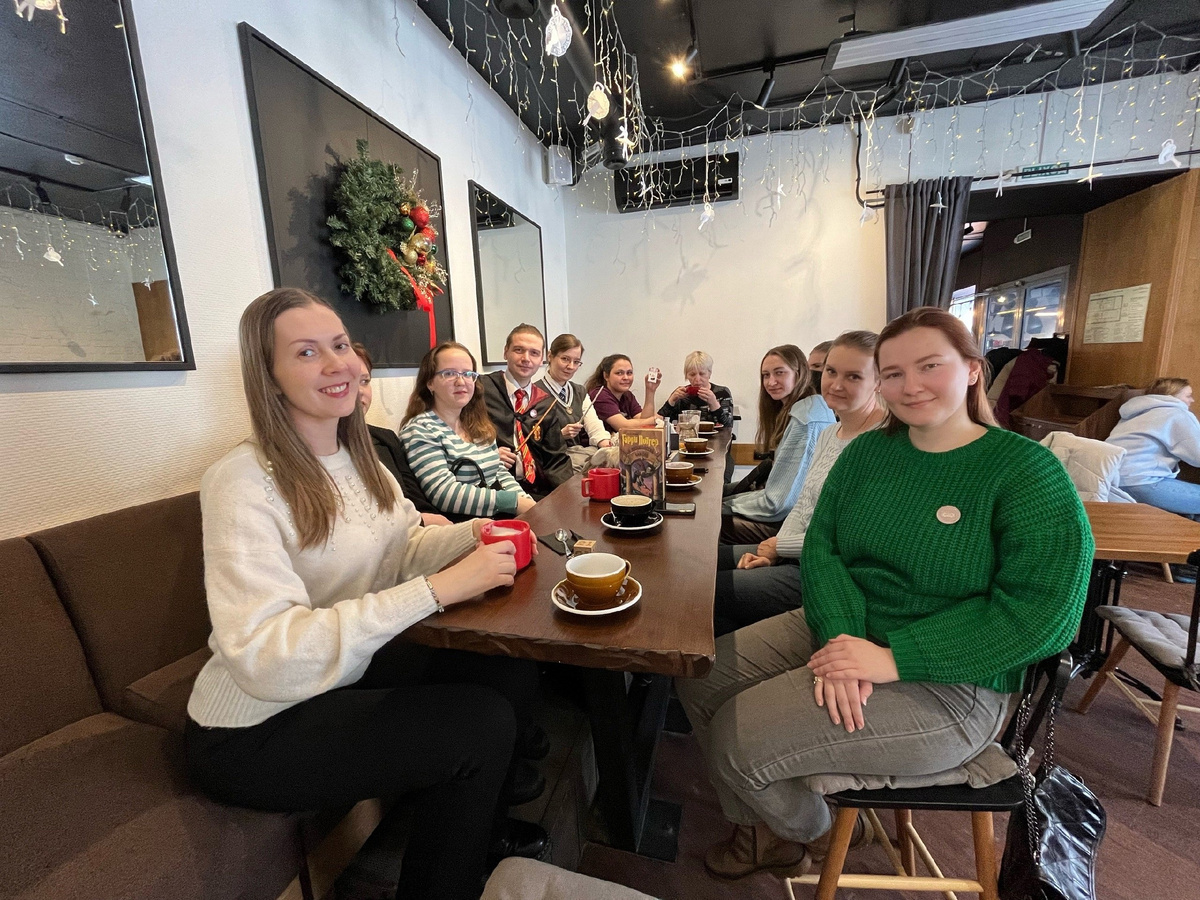 Обсуждаем книгу "Гарри Поттер и Философский камень" в одной из кофеен Барнаула